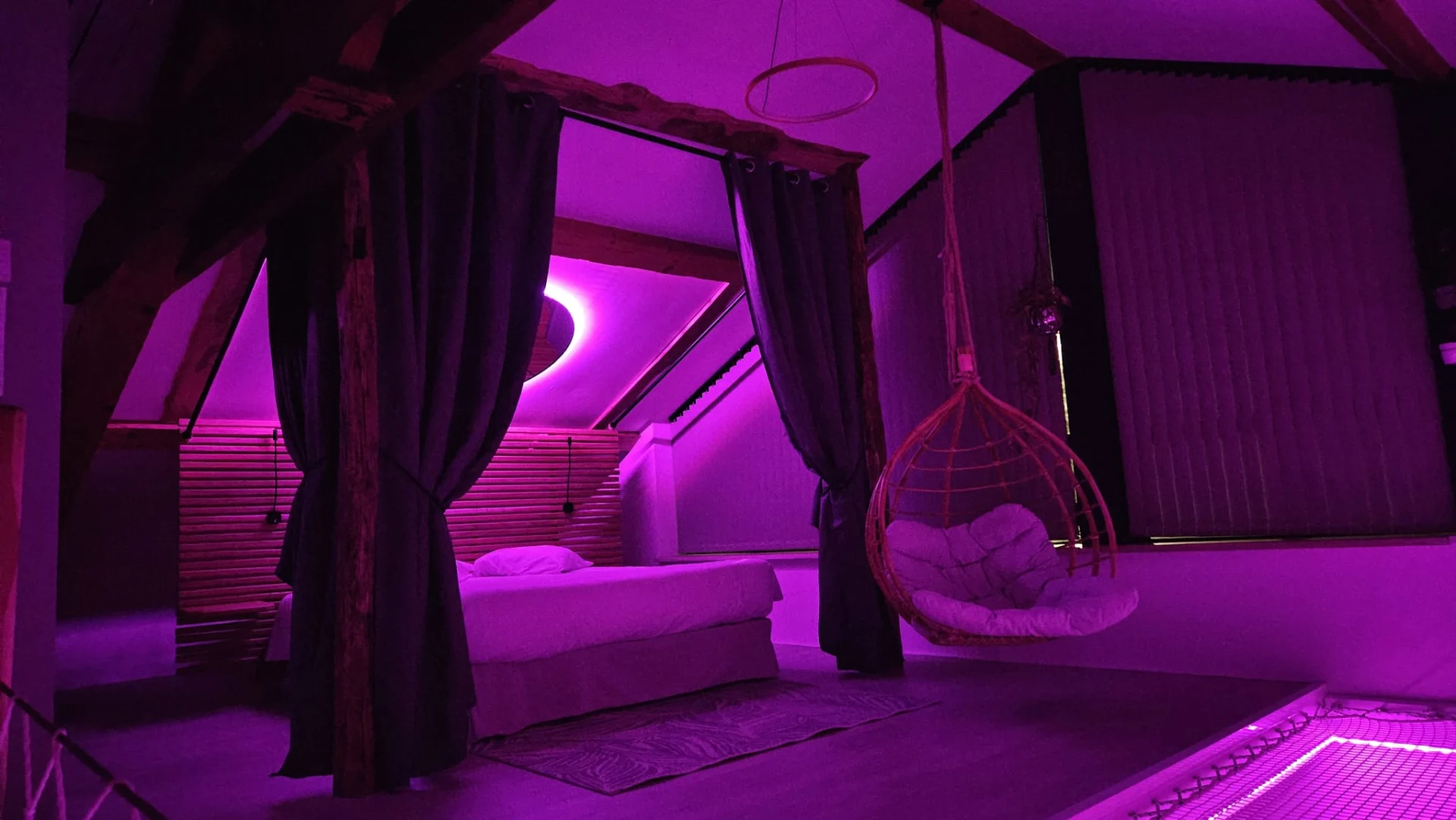 love-room-kiss-chambre-ambiance-romantique