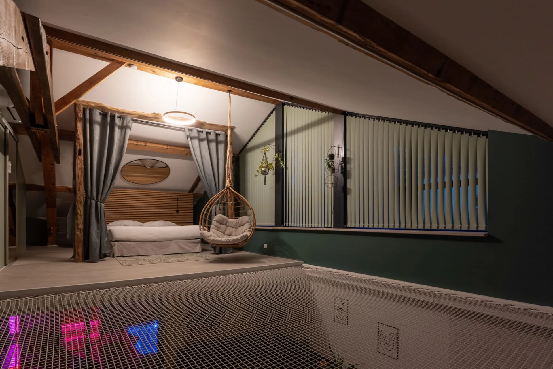 love-room-kiss-chambre-mezzanine-nuit