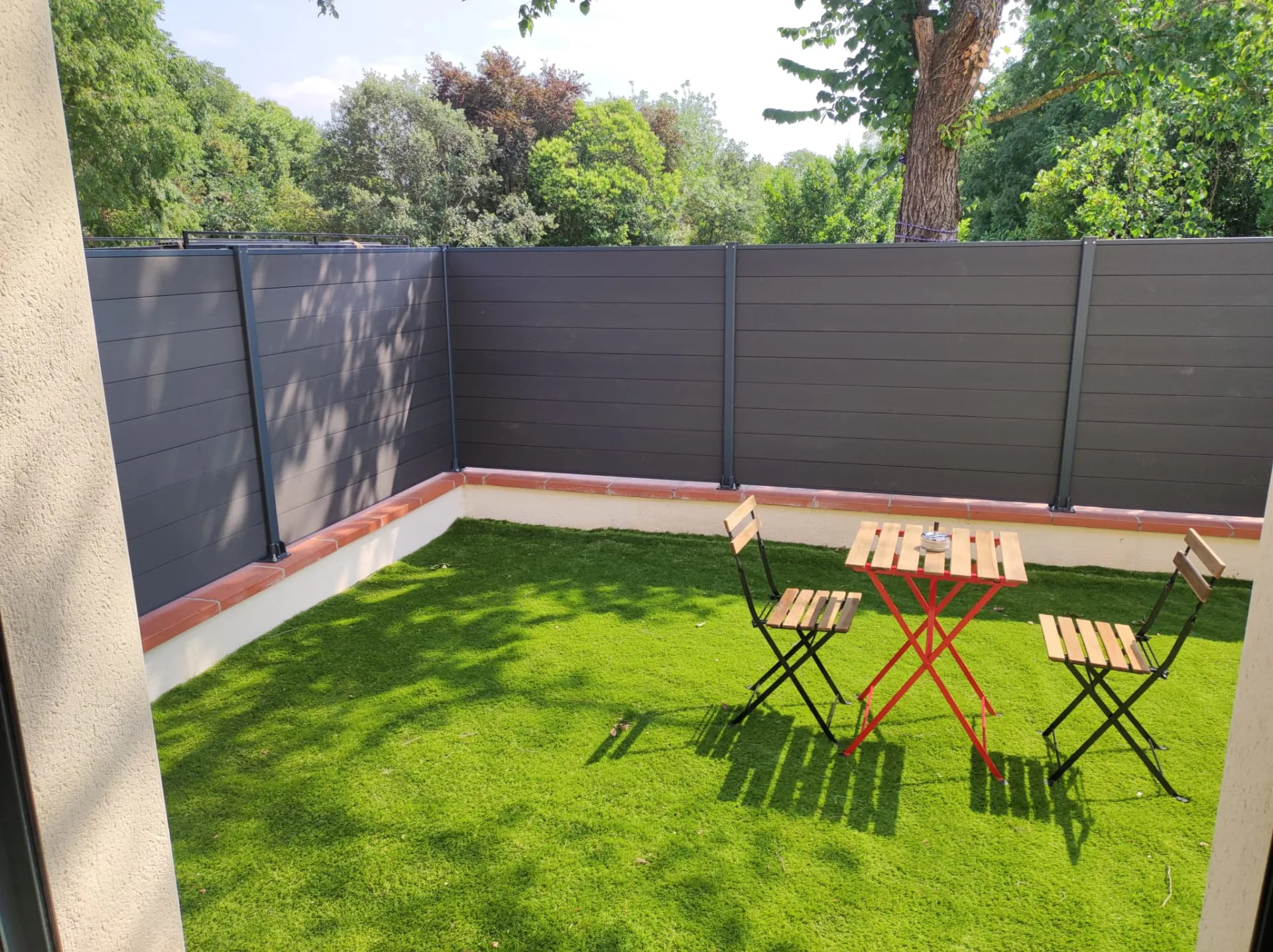love-room-kiss-exterieur-terrasse-jardin