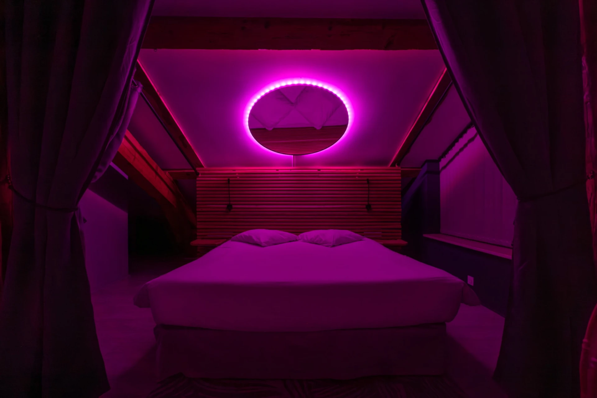 love-room-kiss-lit-ambiance-tamisee