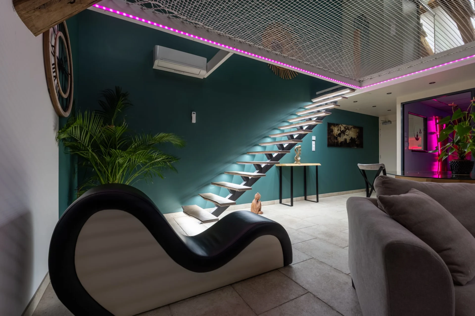 love-room-kiss-salon-escalier-filet-suspendu