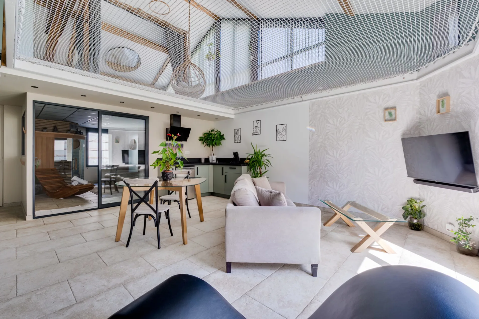 love-room-kiss-salon-lumineux-mezzanine