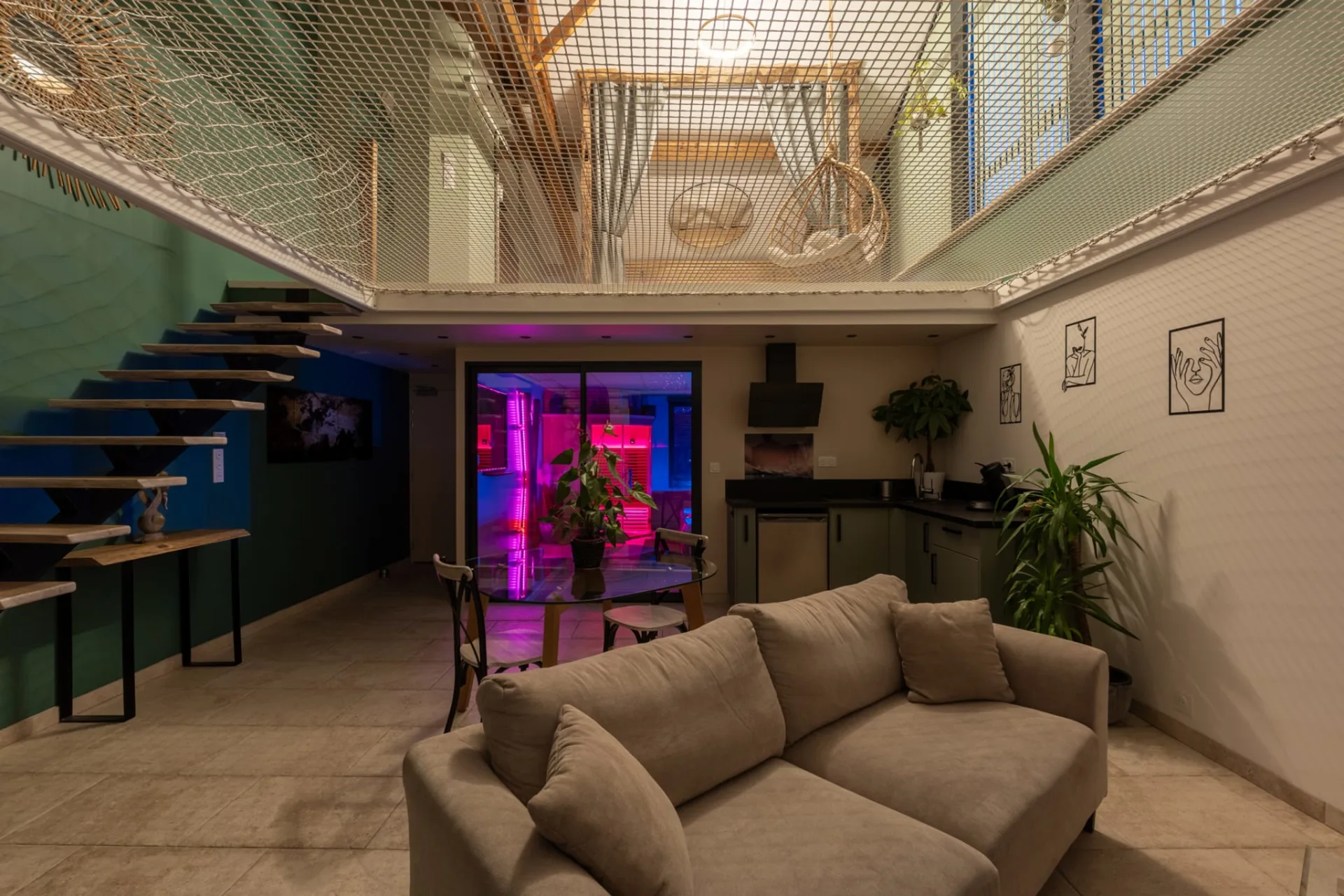 love-room-kiss-salon-mezzanine-ambiance-soir