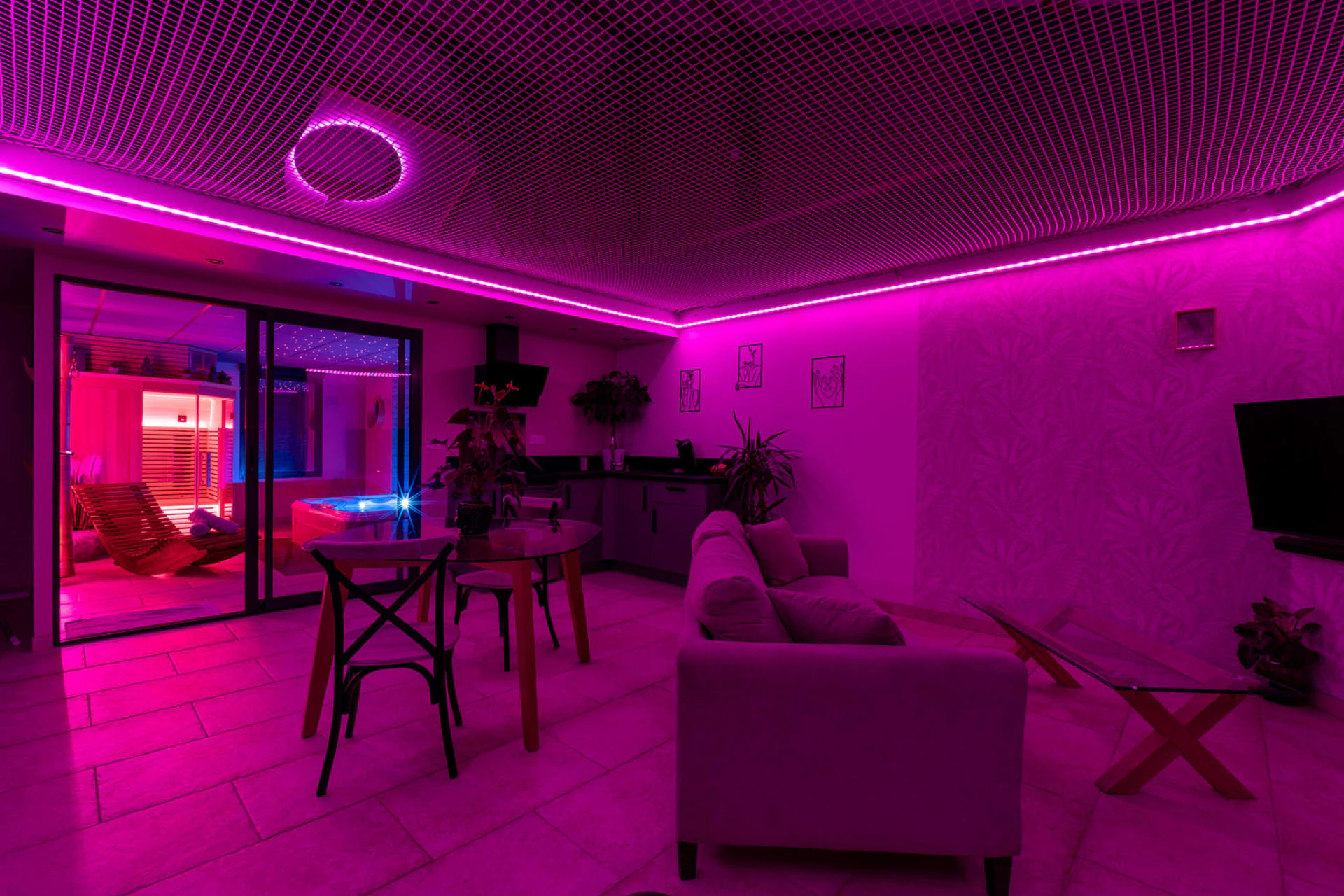 love-room-kiss-salon-spa-ambiance-neon