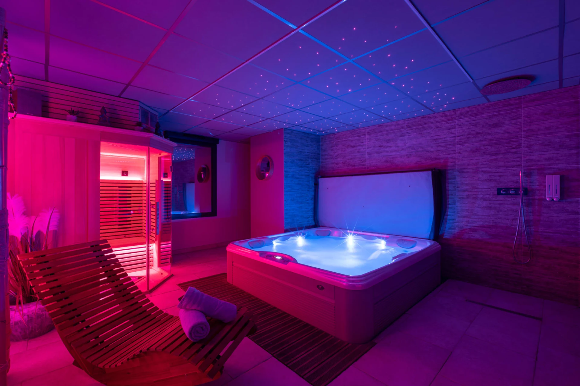 love-room-kiss-spa-privatif-sauna-ambiance-rose