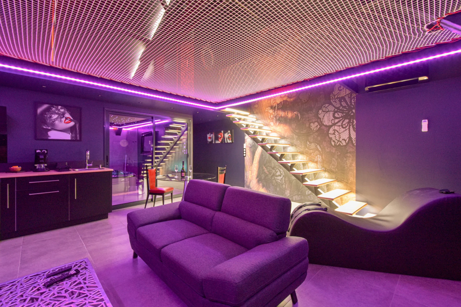 love-room-kiss-spa-privatif-sauna-ambiance-rose