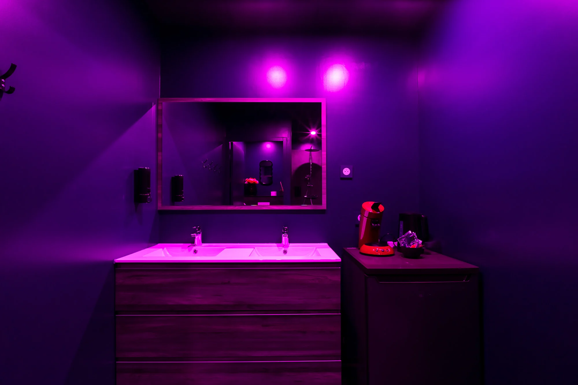 espace-lavabo-equipements-love-room-donjon-toulouse