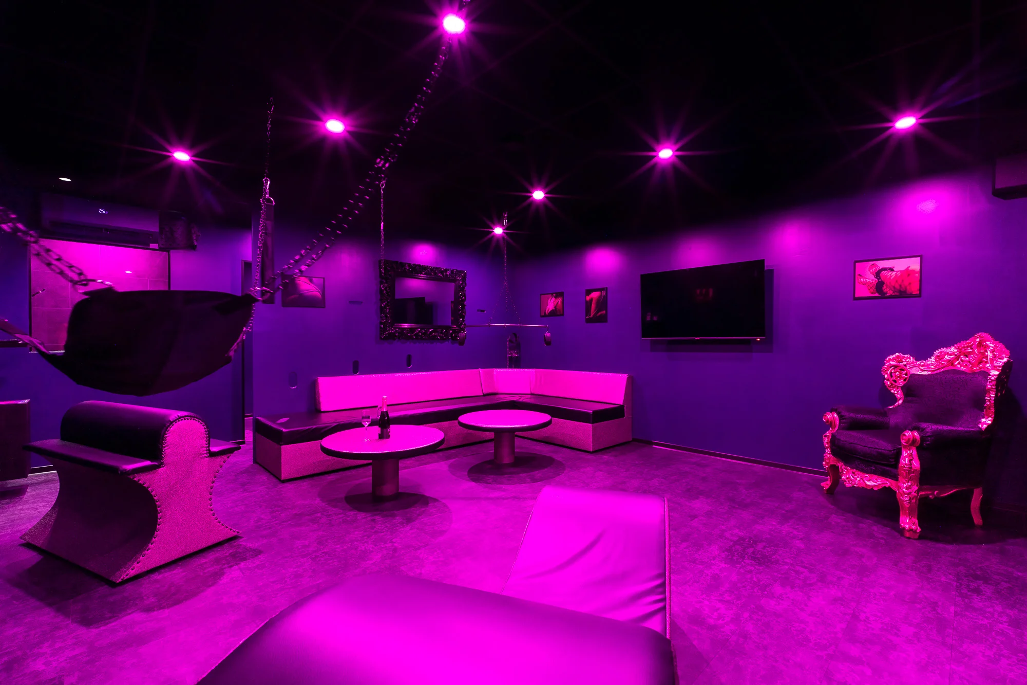 grand-canape-ambiance-love-room-donjon-toulouse chambre-lit-nid-love-room-eden-toulouse